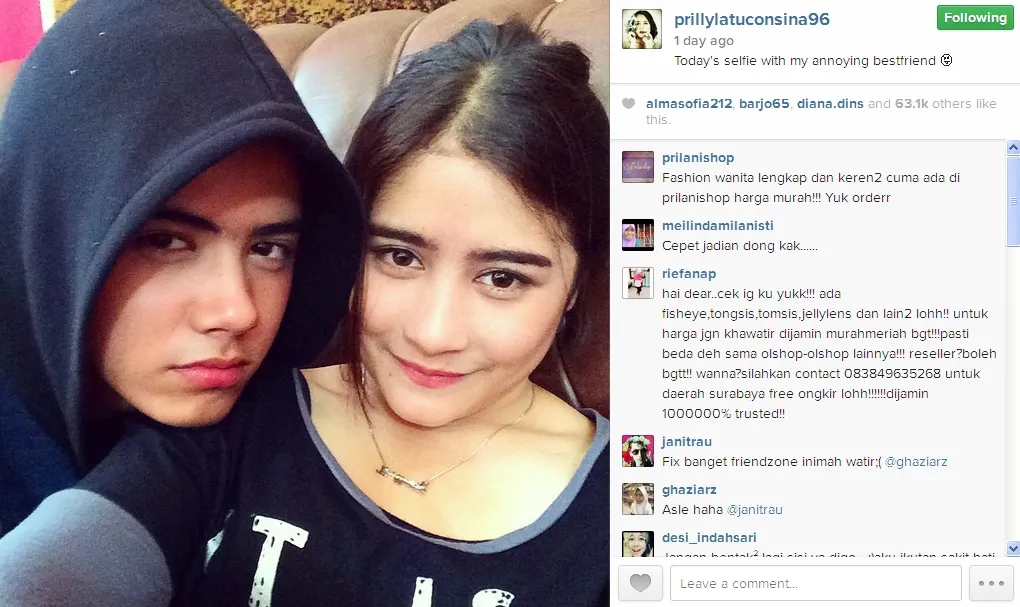 Aliando pose selfie di pundak Prilly. / Prilly Official Instagram