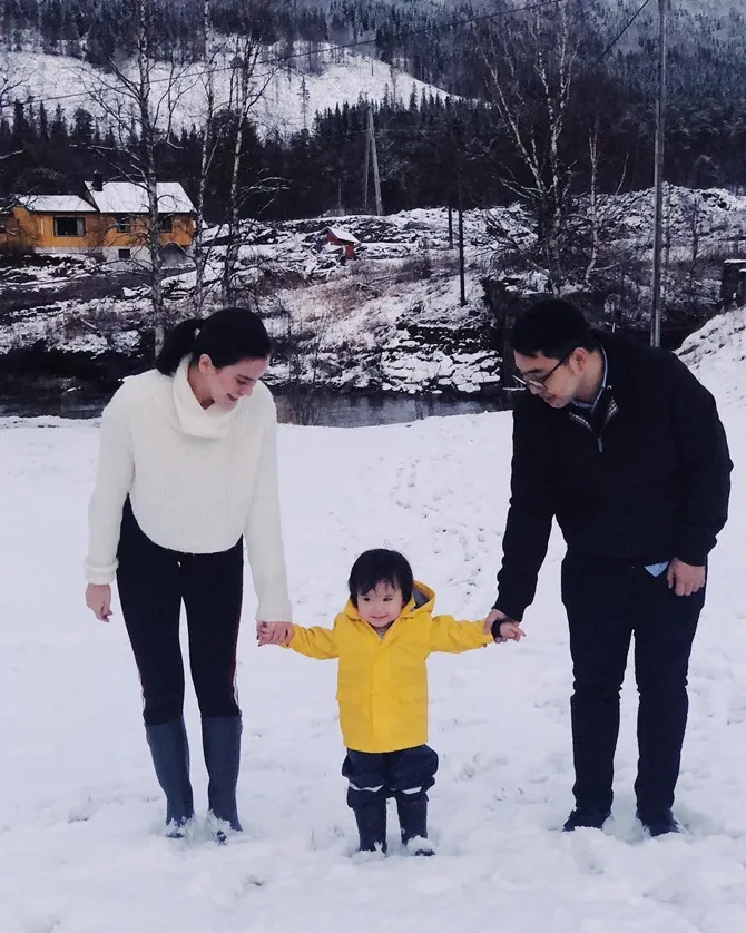 Alice Nprin dan keluarga kecilnya main salju di Norwegia (Credit: instagram.com/alicenorin)