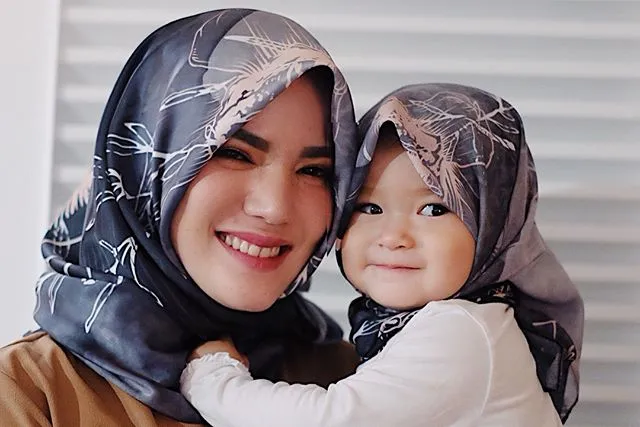 Gaya kompak Alice dan Baby Alita pakai hijab. Credit: instagram.com/alicenorin