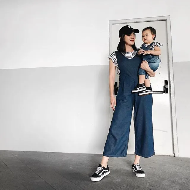 Penampilan Alice dan Baby Alita dengan busana matching. Credit: instagram.com/alicenorin