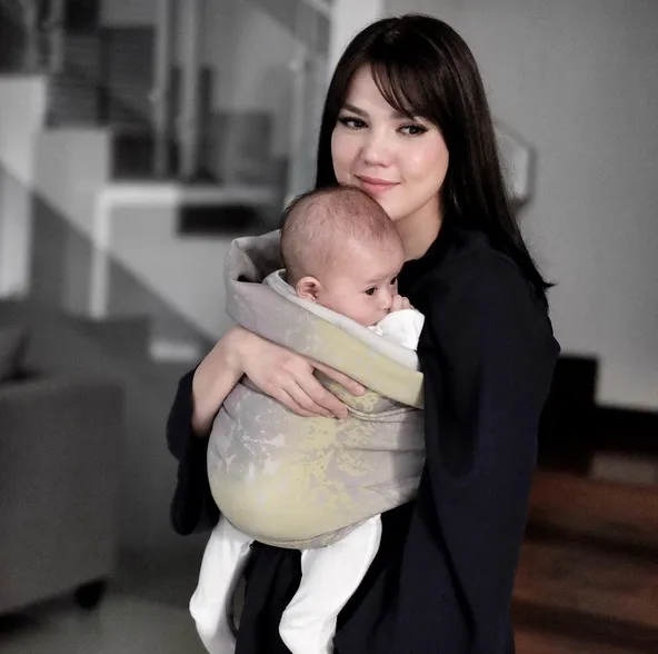 Aktris cantik Alice Norin dan sang suami semakin bahagia dengan hadirnya sang buah hati yakni Baby Alita./©instagram.com/alicenorin