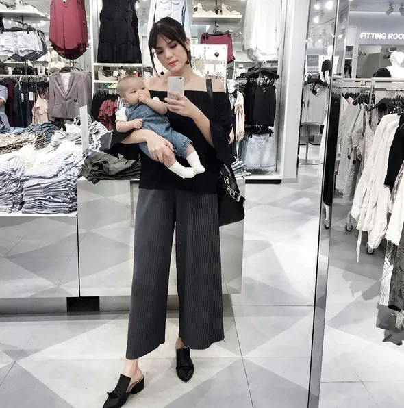 Alice Norin sering mengajak sang buah hati dalam berbagai kegiatan, termasuk jalan-jalan ke mall. /©instagram.com/alicenorin