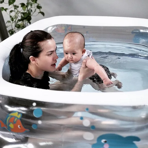 Alice Norin mengajak sang buah hati untuk berenang bersama. Baby Alita nampak sempat kebingungan. /©instagram.com/alicenorin