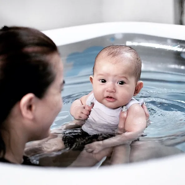 Bersama dengan sang bunda, Baby Alita mulai menikmati keseruan bermain air. So cute! /©instagram.com/alicenorin