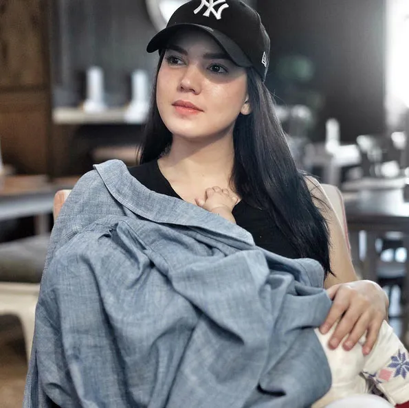 Tak sempat ambil nursing cover saat anak sudah merengek, Alice Norin gunakan outer denimnya sebagai penutup saat anak minta ASI © Instagram.com