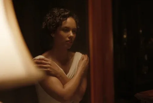 Alicia Keys menderita menahan kobaran cintanya @thatgrapejuice.net