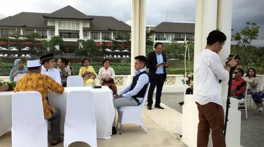 ©instagram.com/theisakhan