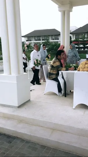 ©instagram.com/theisakhan