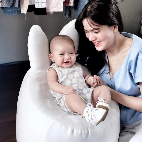 Baby Alita anak dari Alice Norin merupakan salah satu bayi mungil yang populer di media sosial. /©instagram.com/alicenorin
