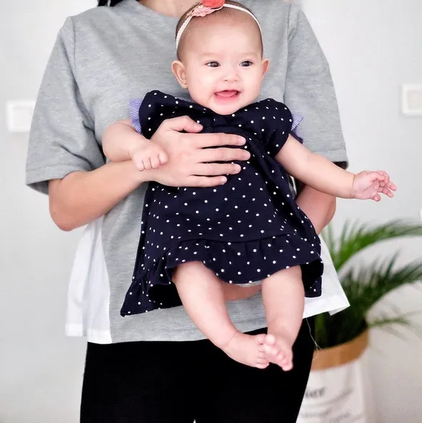 Selain tingkahnya yang bikin gemas, Baby Alita juga dikenal dengan busana-busana lucu yang ia kenakan. /©instagram.com/alicenorin