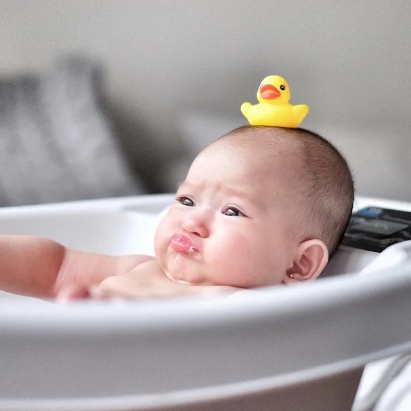 Bikin gemas, ekspresi Baby Alita begitu lucu saat ada mainan karet bebek di atas kepalanya. /©instagram.com/alicenorin