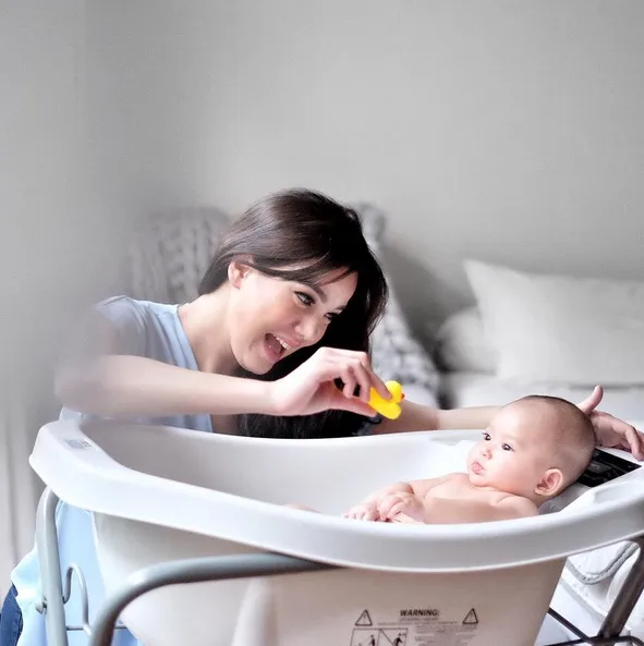 Momen manis saat Alice Norin memandikan Baby Alita dengan cara berendam di bathtup mini. /©instagram.com/alicenorin