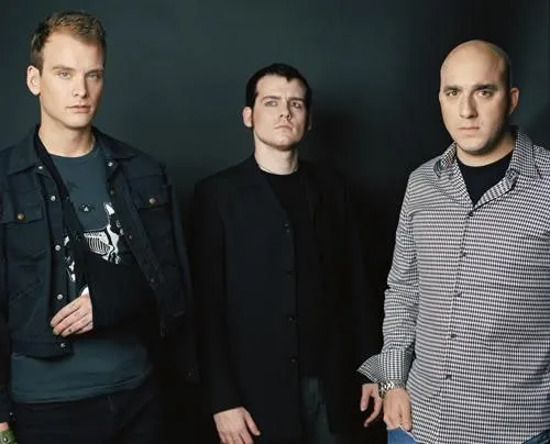 Alkaline Trio coba bicara cinta di lagu Kiss You To Death © LyricWiki