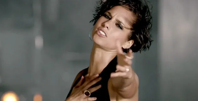 Memilih tampil lebih elegan, Alicia Keys punya pesan moral di single terbarunya ini @theybf.com