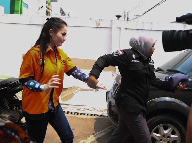 Disangka beragama non muslim, Jennifer sempat diberi Alkitab oleh fans. © KapanLagi.com/Budy Santoso