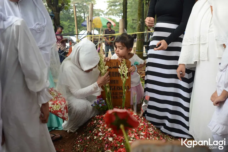 Ibunda Jupe di makam putrinya © KapanLagi.com®/Bayu Herdianto