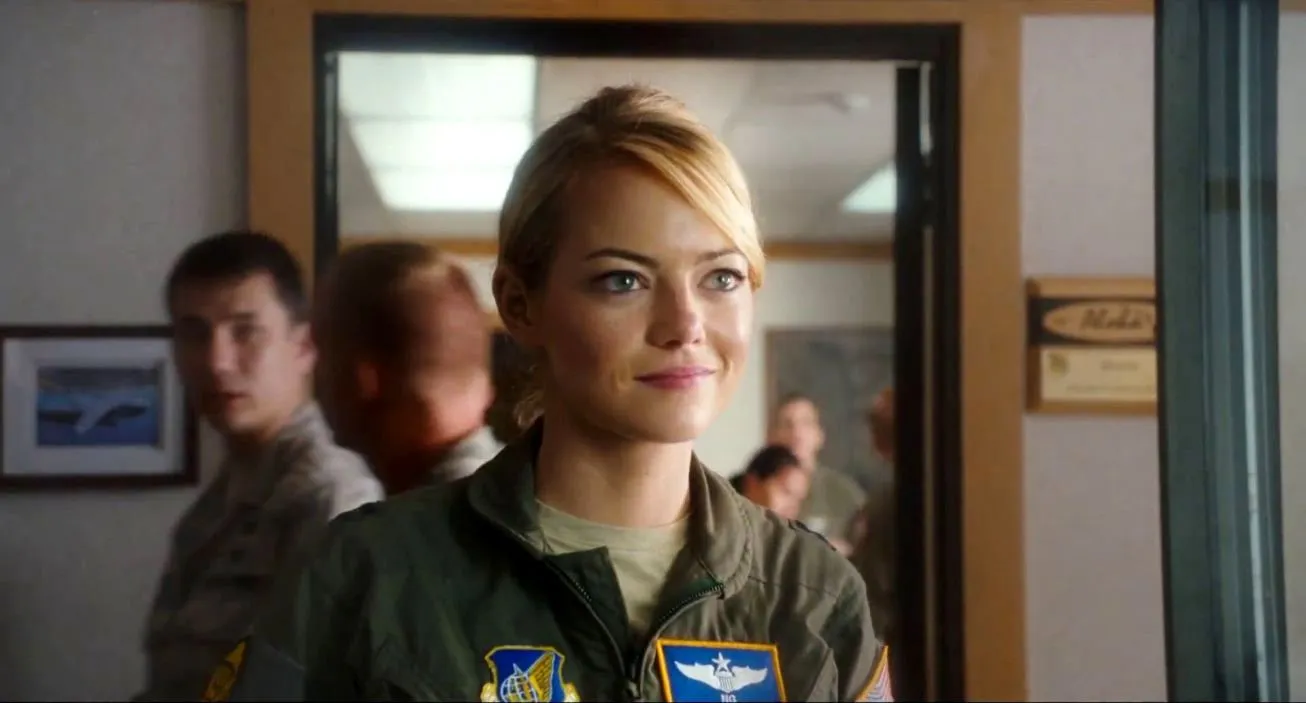 Emma Stone sebagai wanita Hawaii keturunan China dalam ALOHA © zekefilm