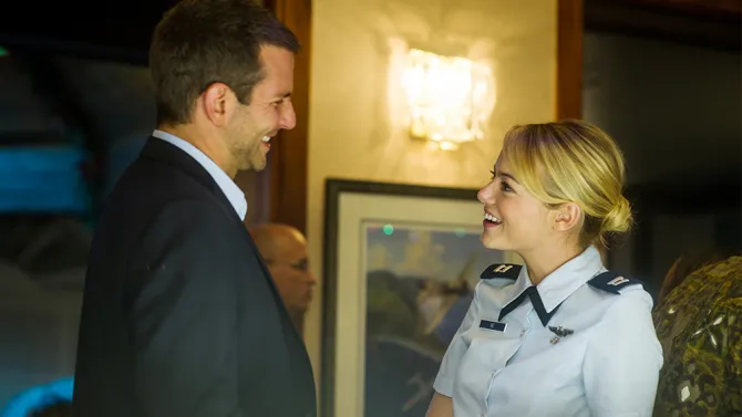 Bradley Cooper dan Emma Stone dalam ALOHA. Penampilan keduanya belum cukup membawa kesuksesan film ini ke box office © Columbia Pictures