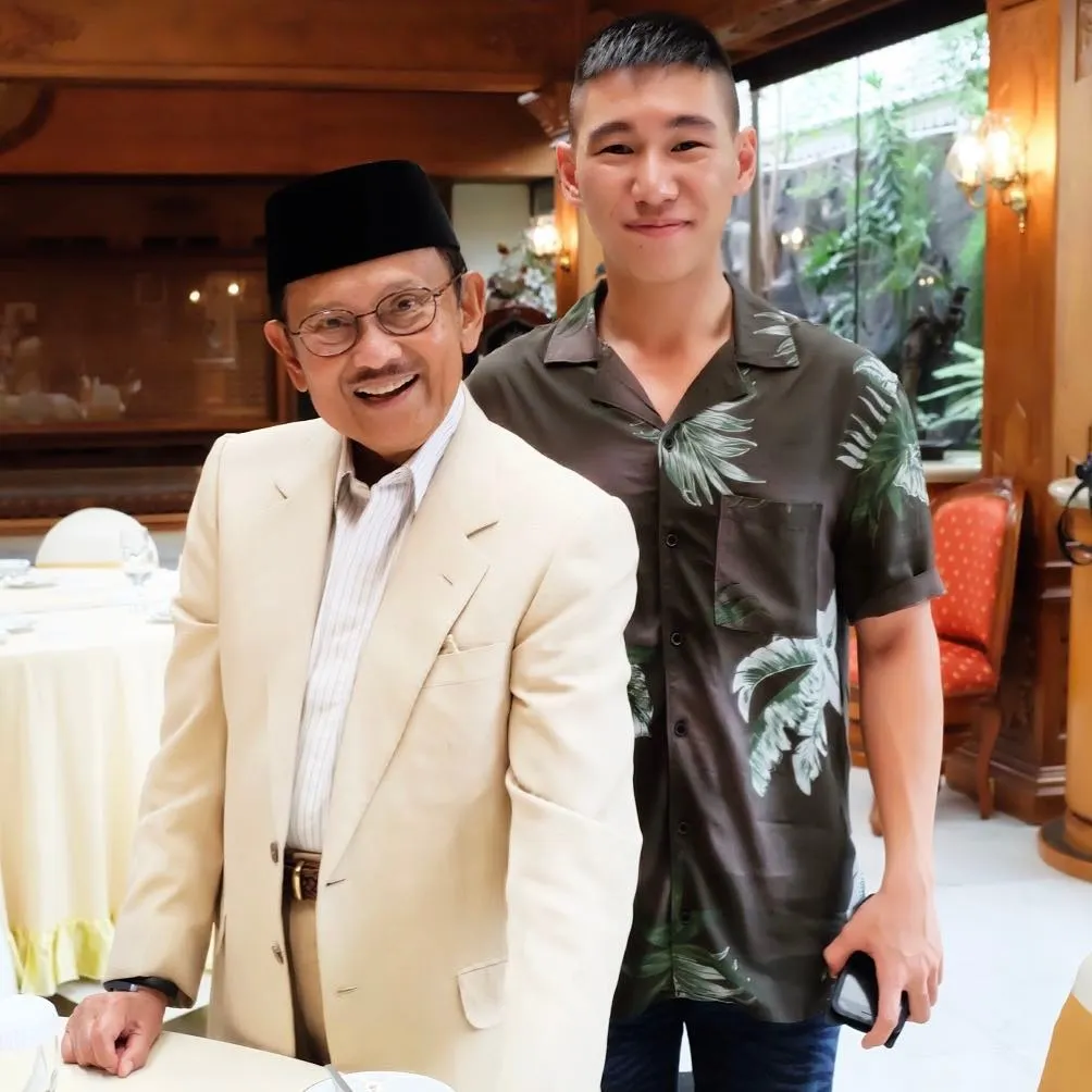 Pekerjaan sebagai stylist membuat Alva bisa bekerja dengan Habibie ©instagram/alvasus