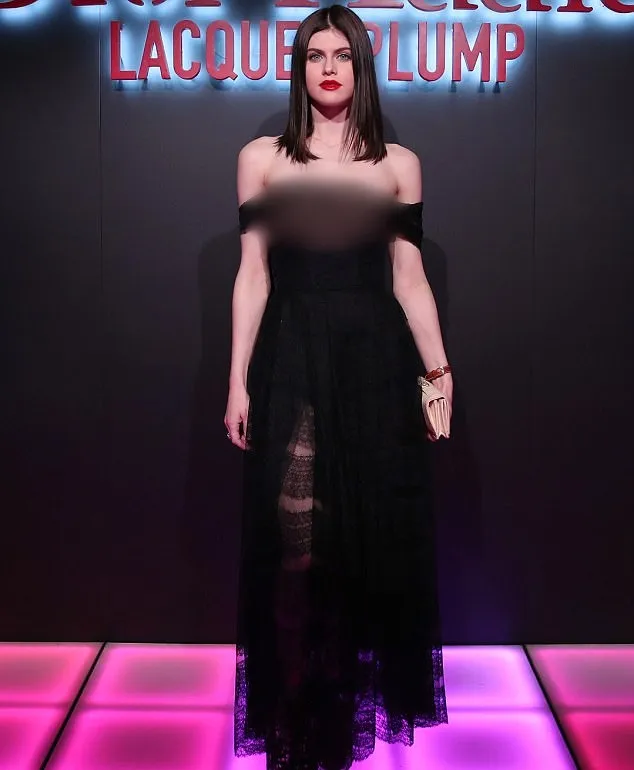 Alexandra Daddario mengenakan gaun transparan di acara Gucci (dailymail.com)