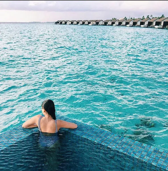 Alyssa Daguise asyik menikmati indahnya laut Maldives © Instagram.com/alyssadaguise