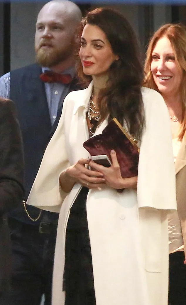 Amal Clooney dan penampakan perut buncitnya @ dailymail.co.uk