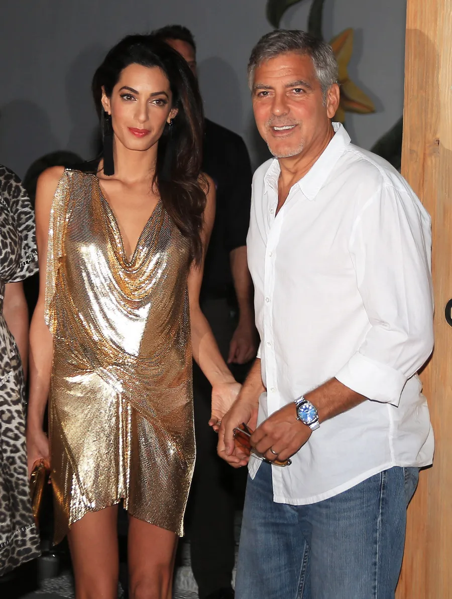 Amal tampil hot dan menggoda dengan mini dress berwarna emas ini © FameFlynet.com