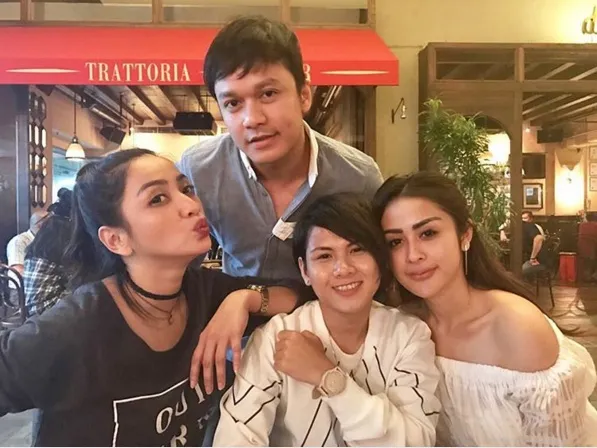 Lama tak pamer kemesraan, selama sepekan Evelyn lebih sering unggah foto bersama teman-temannya. /©instagram.com/ev0124