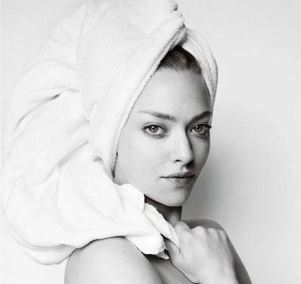 Amanda Seyfried pose hanya mengenakan handuk di atas kepala © Instagram/Mario Testino
