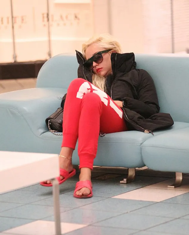 Amanda tertangkap tidur di mall @ dailymail.co.uk