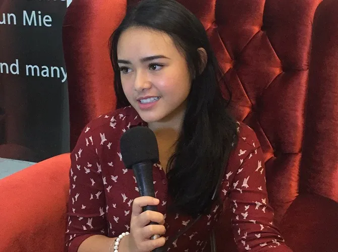 Agar lebih percaya diri saat di depan kamera, Amanda Manopo pun mencoba extension bulu mata. © KapanLagi.com/Sahal Fadhli