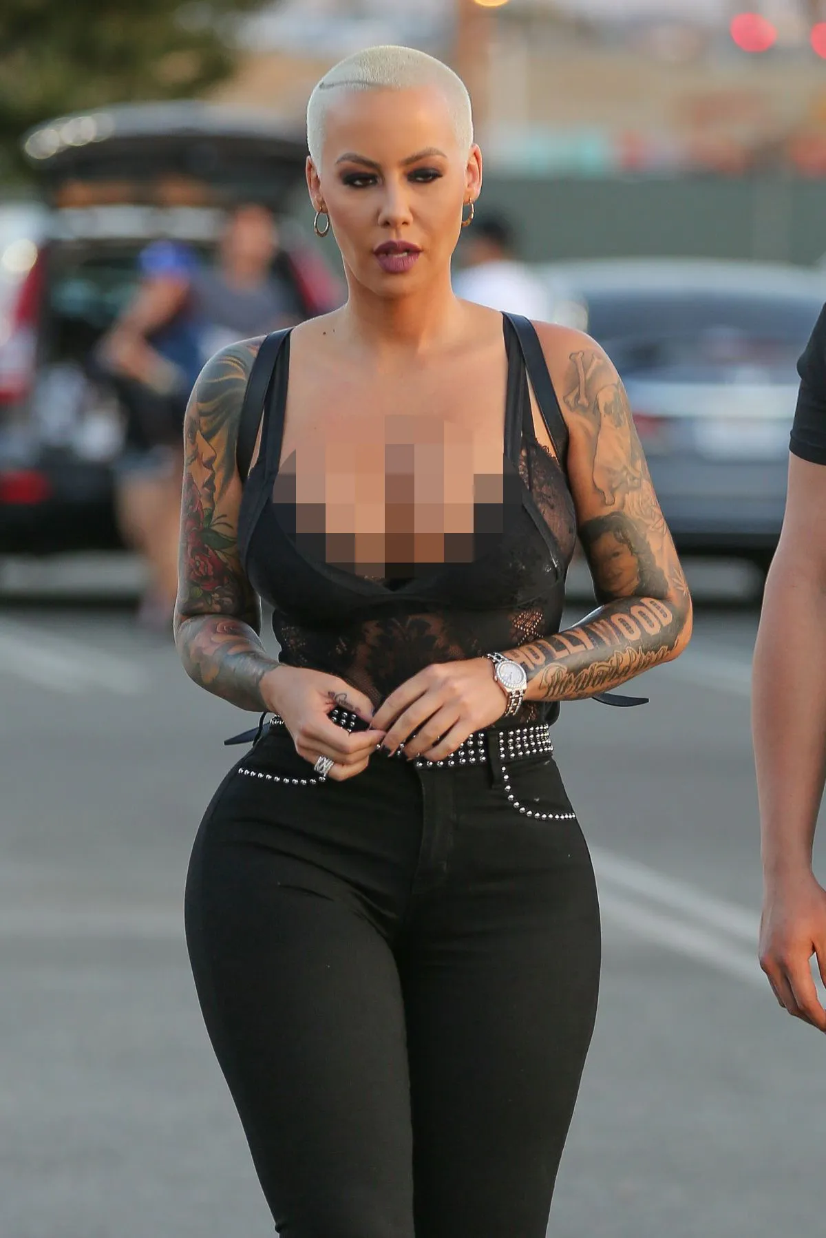 Amber dengan kepala gundulnya yang mencuri perhatian © HawtCelebs