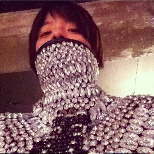 Amber f(x) dengan kostum yang dipakai Jo Kwon 2AM untuk lagu Animal ©soompi.com