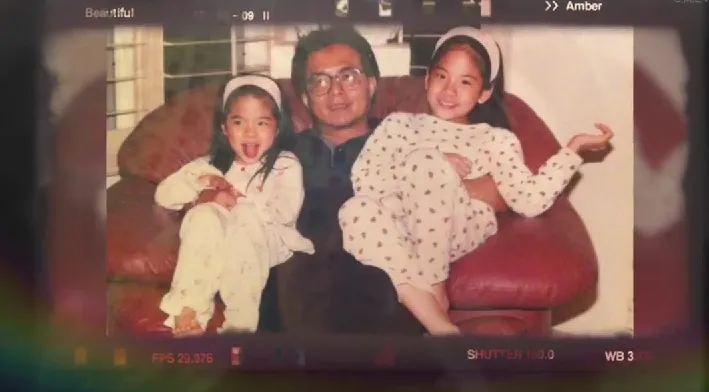 Foto Amber kecil bersama kaka dan ayah di video lirik Beautiful © YouTube