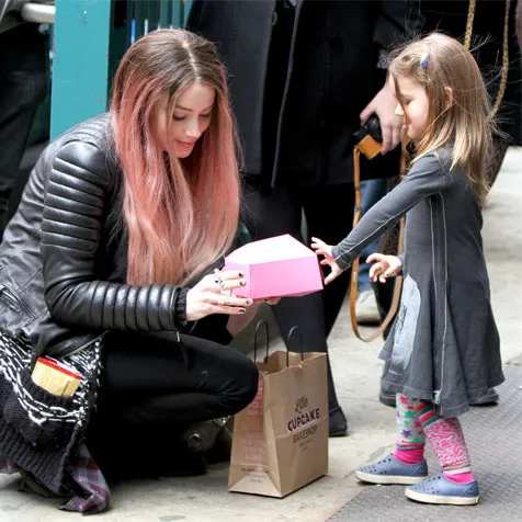 Kejutan Kecil Untuk Amber Heard @ eonline.com