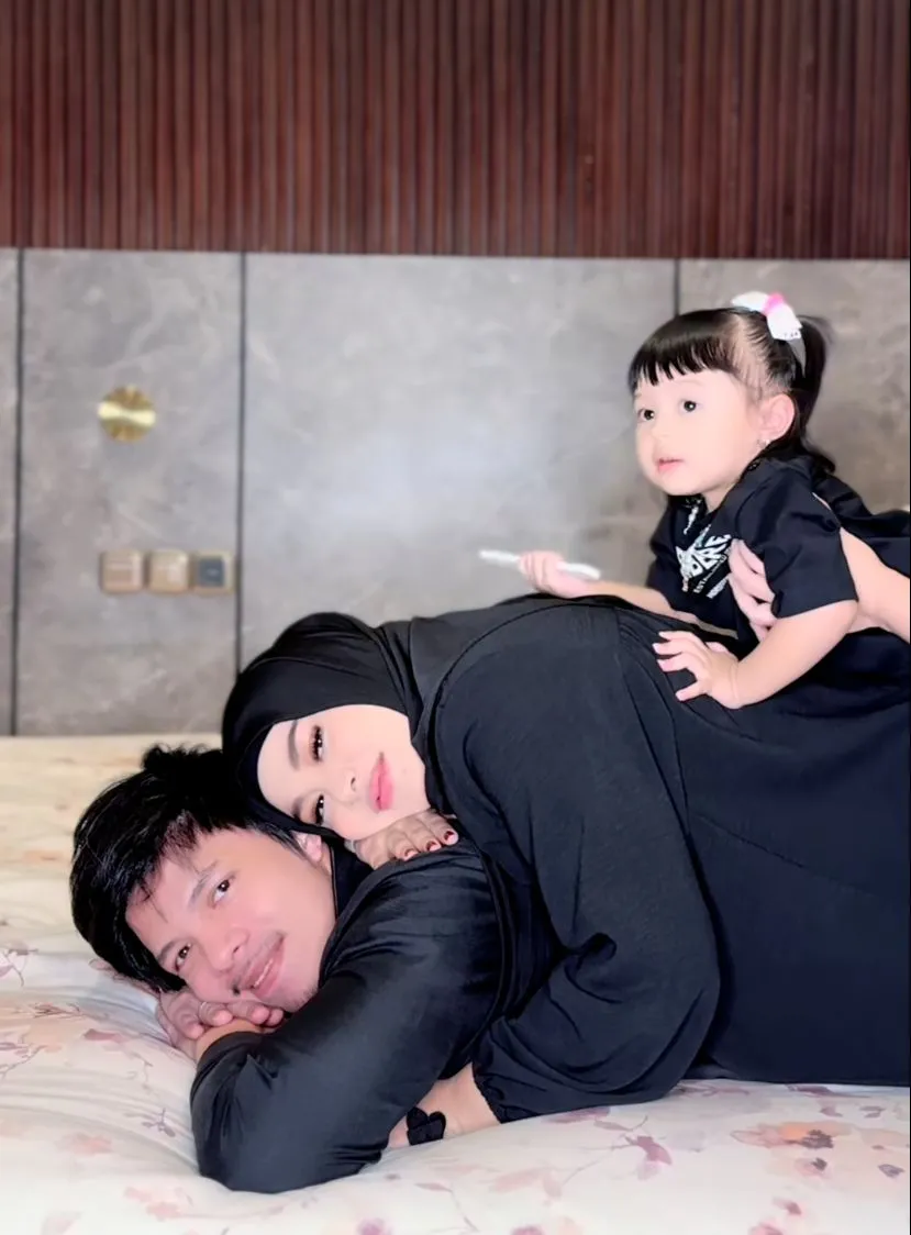 Potret Atta Halilintar, Aurelie Hermansyah, dan Ameena Hanna Nur Atta (Sumber: Instagram/attahalilintar dan Instagram/azuraatta)
