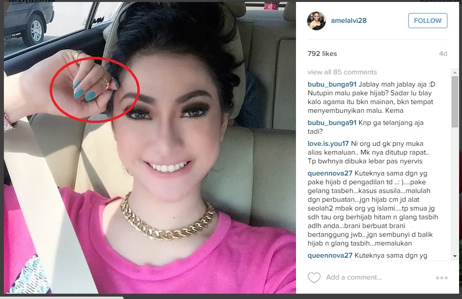 Amel Alvi dengan kutek biru. ©instagram.com/amelalvi28