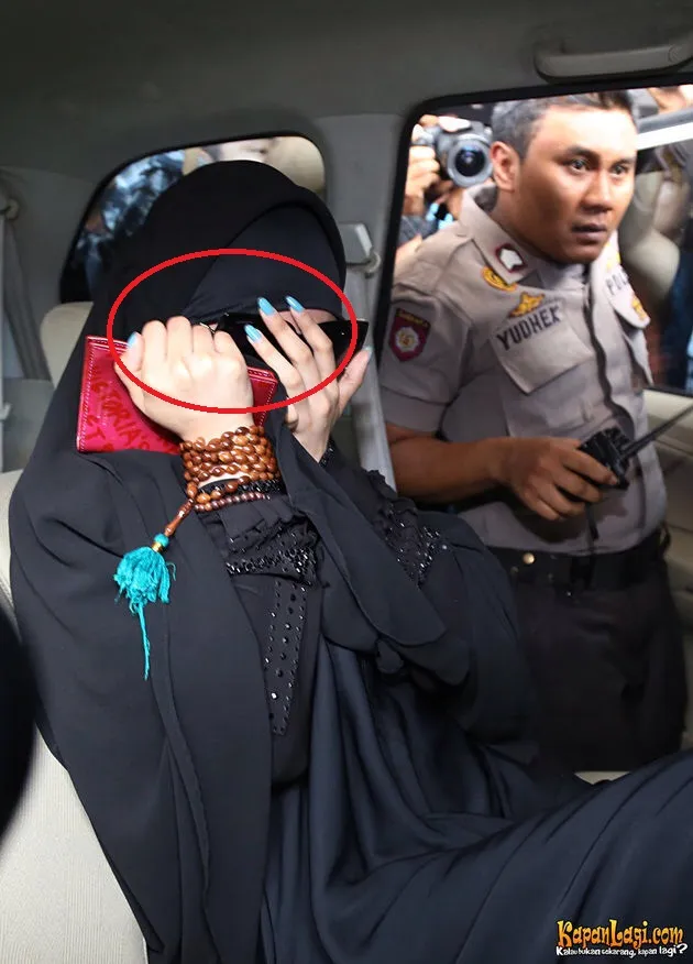 Amel Alvi memilih bercadar ketika dipanggil jadi saksi. ©KapanLagi.com/Agus Apriyanto