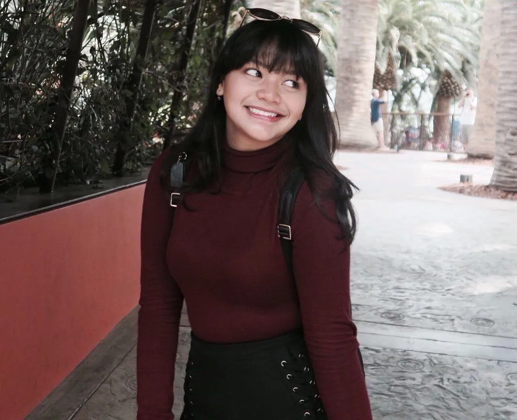 Pose Amel Carla dalam balutan busana kekinian. /©instagram.com/amelcarla