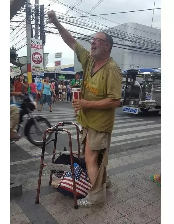 Seorang bule Amerika Serikat terlantar karena diabaikan oleh keluarganya © viral4real