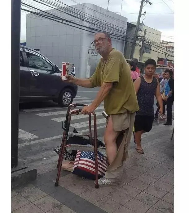 Bule ini diusir keluarganya karena tak lagi memiliki cukup uang © viral4real