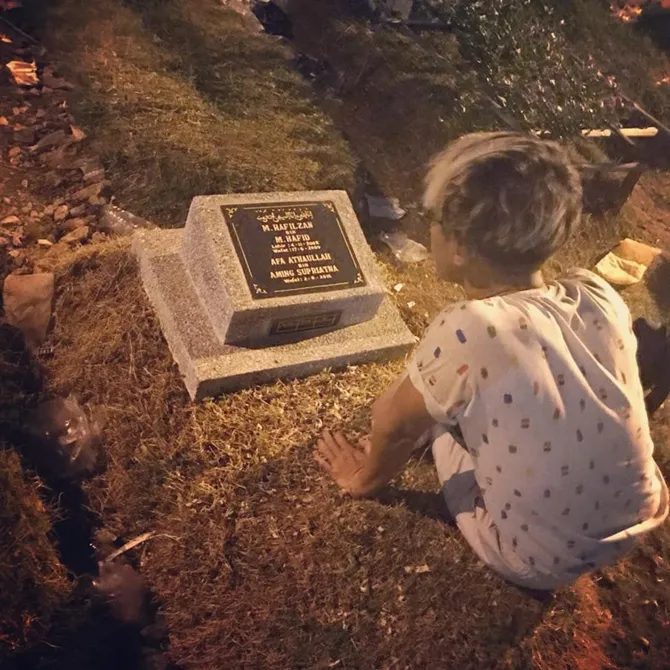 Aming berziarah ke makan anak (credit:instagram.com/amingisback)