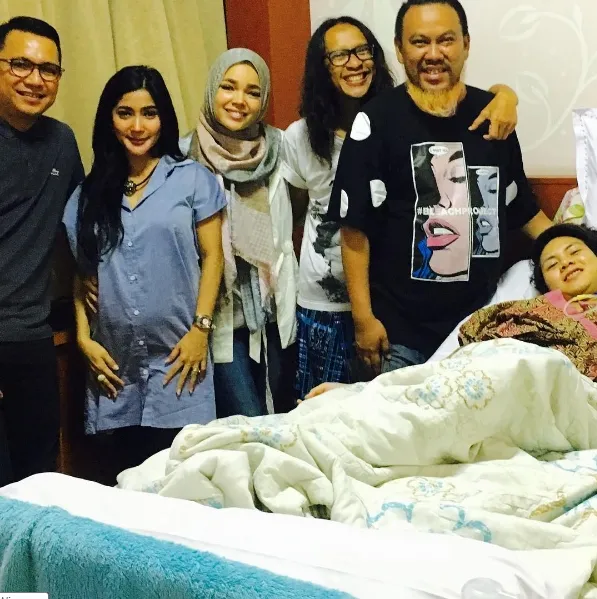 Beberapa pekan lalu Evelyn sempat dirawat di rumah sakit, tapi Aming tak pernah menjelaskan sakit istrinya ©instagram/ev0124