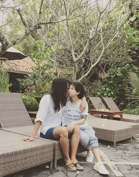 Aming cium mesra istrinya © Instagram.com/psychodiva2016