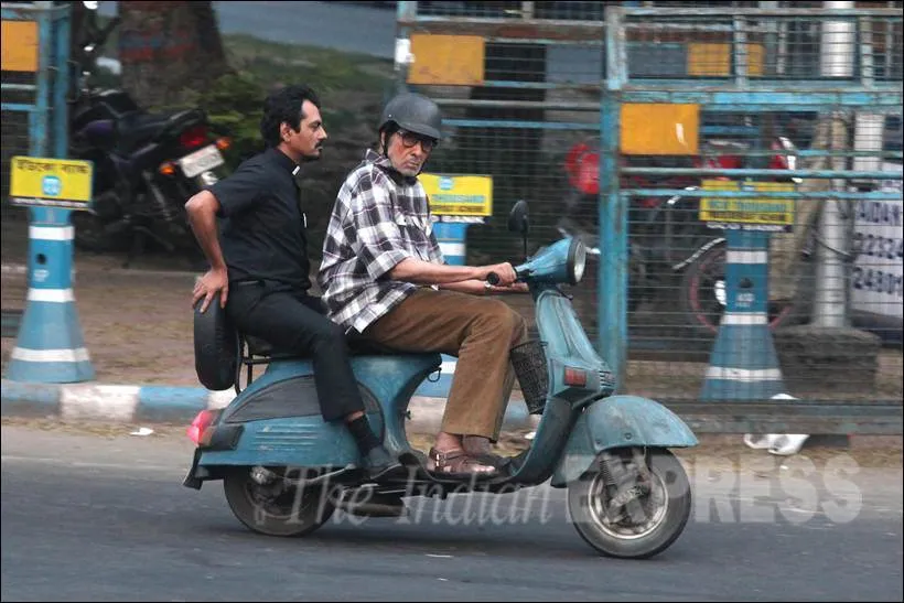Begini gaya Amitabh Bachchan saat membonceng Nawazuddin © Indianexpress.com