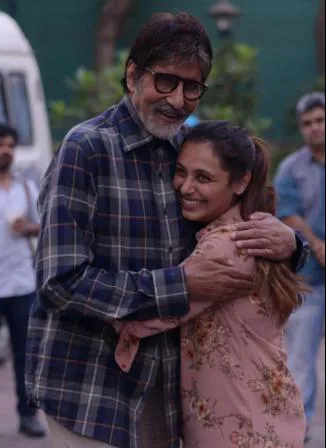 Rani peluk Amitabh dengan mesra ©blog/amitabhbachchan