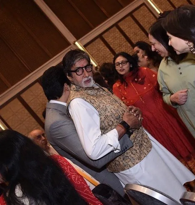 Pelukan mesra Abhishek ke Amitabh Bachchan, manis ©instagram/bachchan