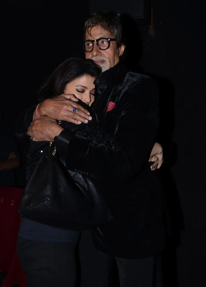 Pelukan mesra Aishwarya untuk Amitabh. @indianexpress