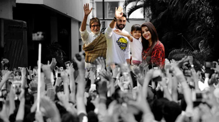 Jumpa fans rutin yang digelar Amitabh Bachchan selalu ramai didatangi fans @indianexpress.com