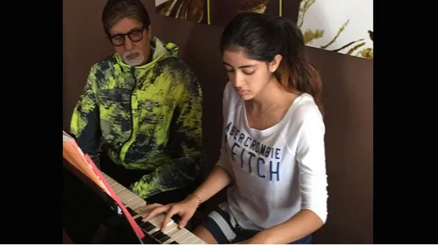 Ini momen Amitabh Bachchan menemani Navya Naveli bermain piano @indianexpress.com